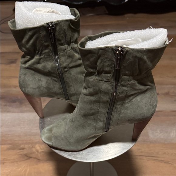 Pre-owne Vince Camuto olive green Suede Peep-Toe Boots - Picture 6 of 15